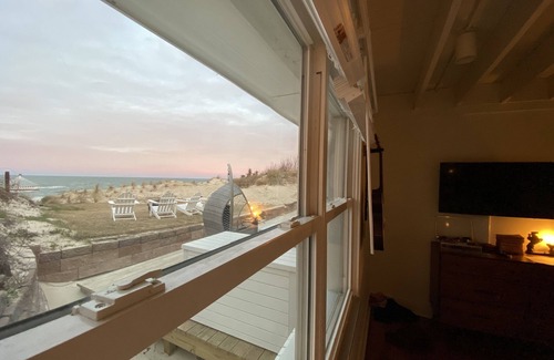 East Ocean View House | BEACH Front w/HOT TUB🔥 Mid Century Home!