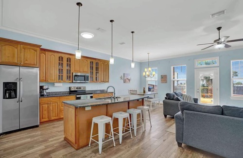 Crescent Beach House | Beach getaway