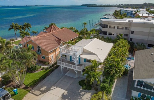 Bradenton Beach House | Beach Getaway with Rooftop Deck, Pool, & Spa - Sideways