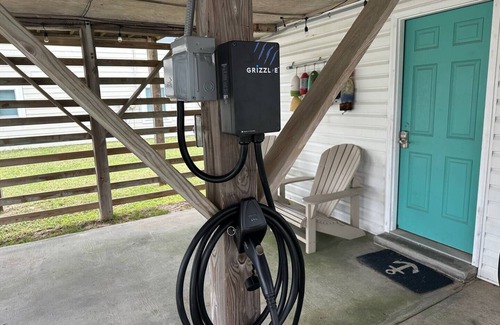 Nags Head House | Beach getaway! Walk to beach, hot tub, near shops