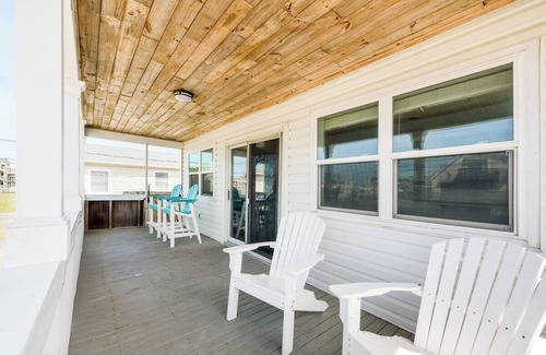 Nags Head House | Beach getaway! Walk to beach, hot tub, near shops