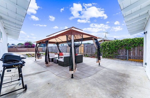 Huntington Beach House | Beach Haus w/Bikes, Toys, & Volleyball Court with AC