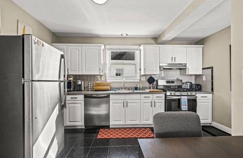 Quincy Apartment | Beach Home next to Boston & T, King Bed, Park Free