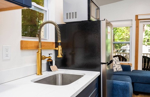 Mayfield House | Beach | Hot Tub | Arbutus Lake | 15 min to DT TC