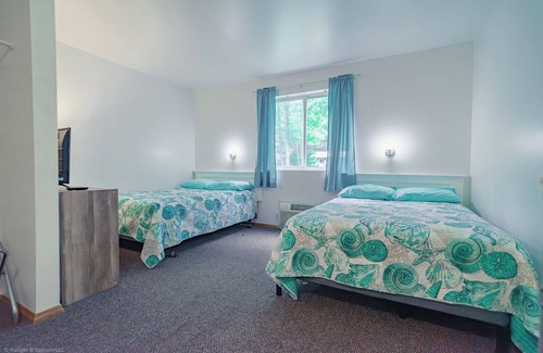 Oscoda Hotel | Beach Hotel Room · Havenwood Shores No. 9