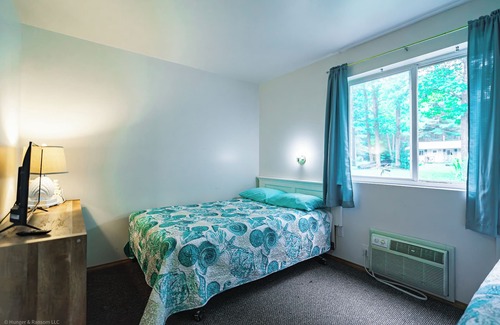 Oscoda Hotel | Beach Hotel Room · Havenwood Shores No. 9