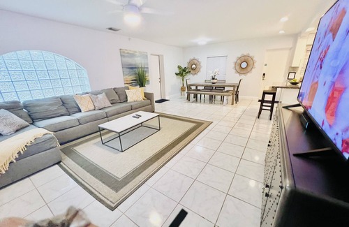 Lauderdale Beach House | Beach House. Paradise by the sea. 2 Minutes Walk to the Beach 🌞🌴Hot Tub.
