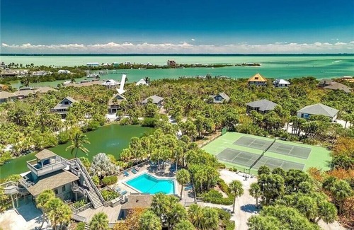 Safety Harbor Club House | Beach house with Lake View, Boat Slip, Golf Cart, Pickleball and Pool
