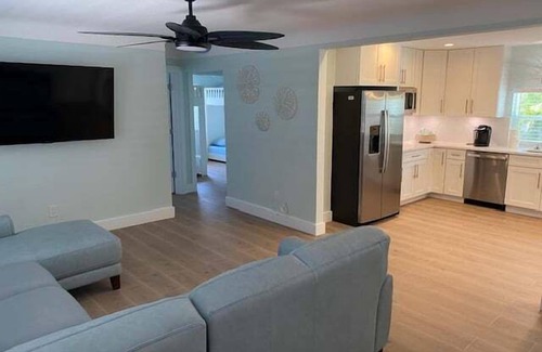 Redington Beach House | Beach Life by the Gulf- Charming & Fully Equipped!