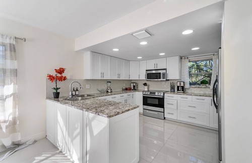 Singer Island House | Beach Lux Heated Pool, Infinity Spa, Cabana, Golden Tee Arcade Walk to Beach