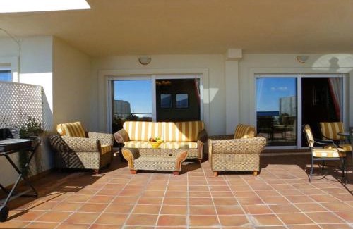 Buenas Noches House | Beach Penthouse Bermuda Beach 3