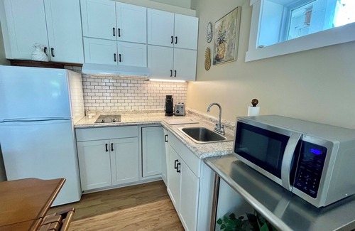 North Carolina Coast Apartment | Beach Pkg/Private Garden Apt/Patio/Bikes/Beach Equip -SAVE On Parking & Rentals