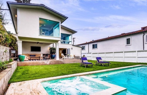 Hill Section House | Beach Pool House Retreat