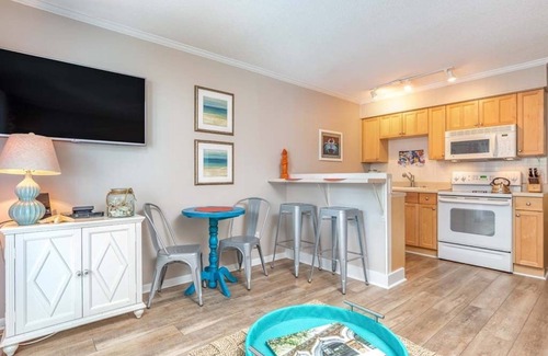 Tybee Island Condo | Beach Racquet A126 | Steps to the Beach + Pool!