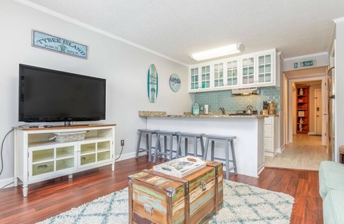 Tybee Island Condo | Beach Racquet A127 | Steps to the Beach + Pool!