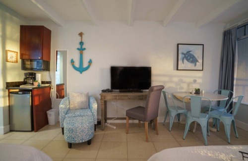 Ruskin Apartment | Beach Resort Studio - Bay side balcony- Sleeps 4 !