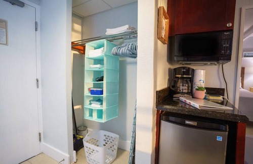 Ruskin Apartment | Beach Resort Studio - Bay side balcony- Sleeps 4 !