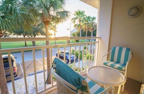 Ruskin Apartment | Beach Resort Studio - Bay side balcony- Sleeps 4 !