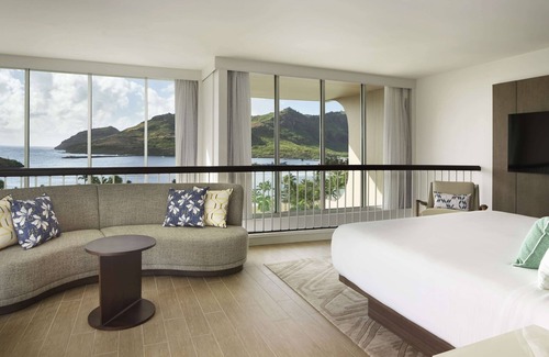Lihue Hotel | Beach Resort with Outdoor Pool & Dining by the Ocean | Oceanfront 1BR Suite