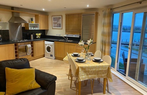 Llanelli Apartment | Beach Retreat - Dockside
