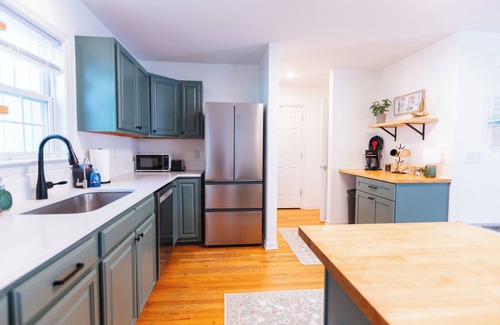 Carolina Beach House | Beach Retreat - Spacious Top Level APT, Walk to Carolina Beach, Lake & Park