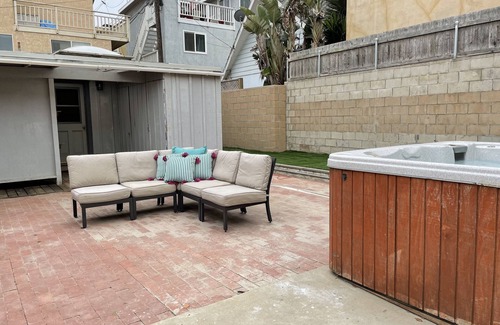 Silver Strand House | Beach side cottage sleeps 6 with Parking