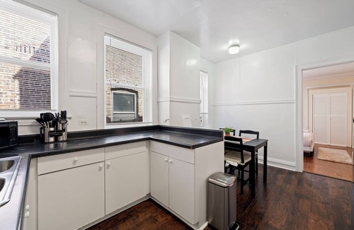Rogers Park Apartment | Beach Side in the City - Chicago