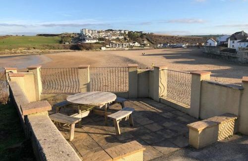 Porth Apartment | Beach Side Top Floor Property, Balcony & Sea Views