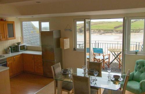 Porth Apartment | Beach Side Top Floor Property, Balcony & Sea Views
