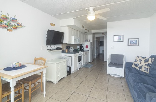 Crescent Beach Condo | Beachers' Lodge #402 top-floor 1 bedroom condo with stunning oceanfront view