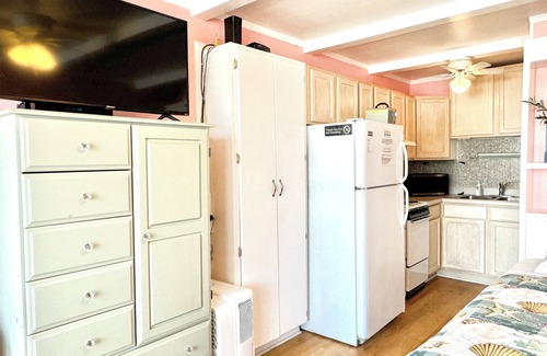 Atlantic Beach Apartment | Beachfront 1st Floor Condo Pool Private Beach Pet-Friendly