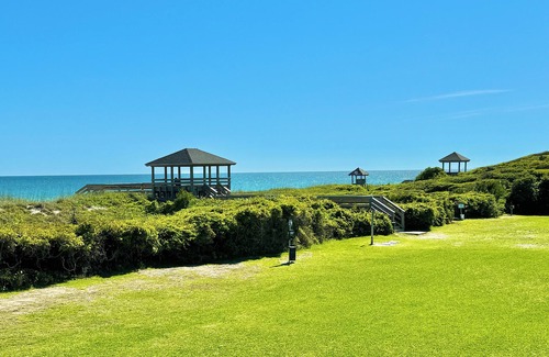 Atlantic Beach Apartment | Beachfront 1st Floor Condo Pool Private Beach Pet-Friendly