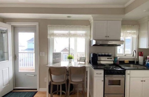 Old Orchard Beach Condo | Beachfront 2-bedroom condo just 2 minutes drive to Old Orchard Beach Pier