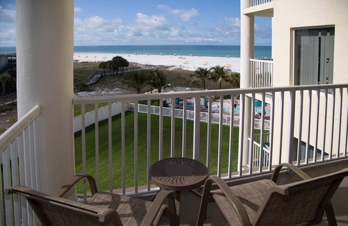 Treasure Island Condo | Beachfront 2BR Condo: Tiki Bar & Pools