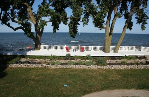 Sandusky House | BeachFront 5BD Steps to Cedar Point Private Beach