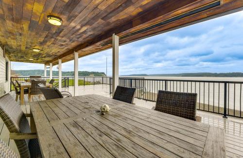 Anderson Island House | Beachfront Anderson Island Escape Rainier Views!