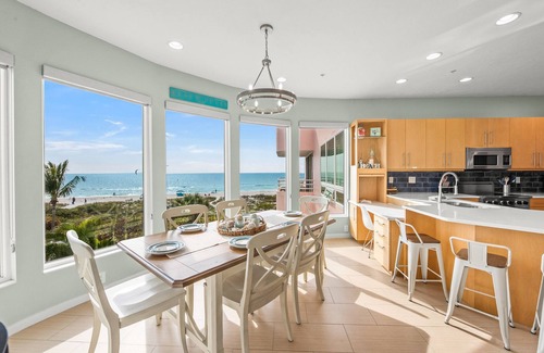 Holmes Beach Condo | Beachfront Anna Maria Island Condo with Shared Pool & Direct Beach Access!