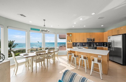 Holmes Beach Condo | Beachfront Anna Maria Island Condo with Shared Pool & Direct Beach Access!