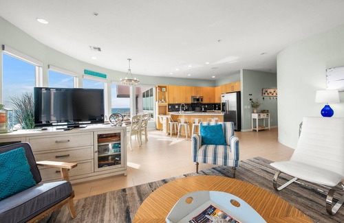 Holmes Beach Condo | Beachfront Anna Maria Island Condo with Shared Pool & Direct Beach Access!