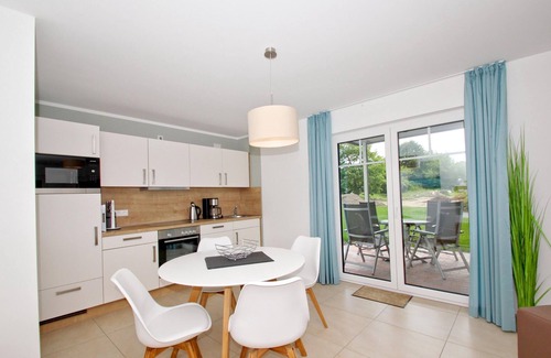 Lobbe Apartment | Beachfront apartment with terrace, use of swimming pool and sauna - Rex Rugia apartment 11-1