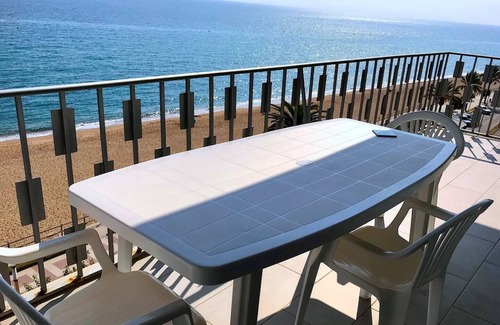 Blanes Apartment | Beachfront apartment with dream sea-views