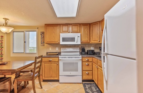 Sunnyside Condo | Beachfront Bliss: 3BR/3BA Condo with Balcony & Pools at Pinnacle Port