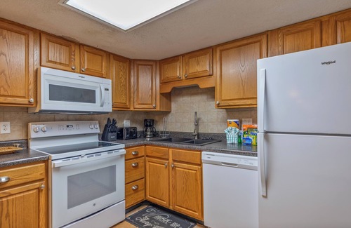Sunnyside Condo | Beachfront Bliss: 3BR/3BA Condo with Balcony & Pools at Pinnacle Port
