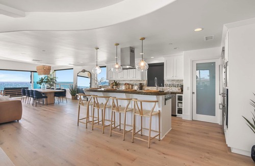 Townsite House | Beachfront Boho Dream Penthouse. Walk 2 Everything! Newly designed SLEEPS 10!