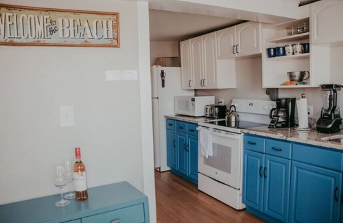 Salisbury House | Beachfront Bungalow: beachyard, close to boardwalk