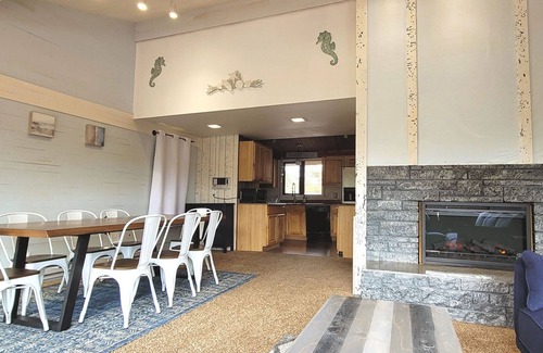Ocean Shores House | Beachfront Cabin, Downtown, Hot Tub, Fully Fenced!