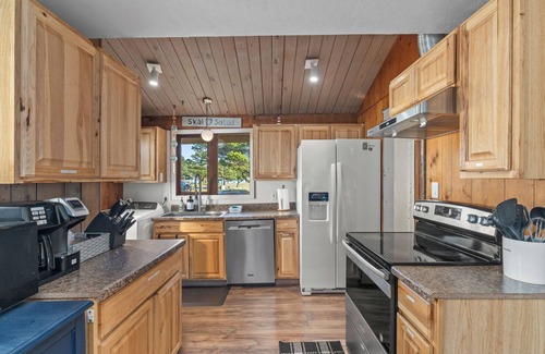 Ocean Shores House | Beachfront Cabin, Downtown, Hot Tub, Fully Fenced!