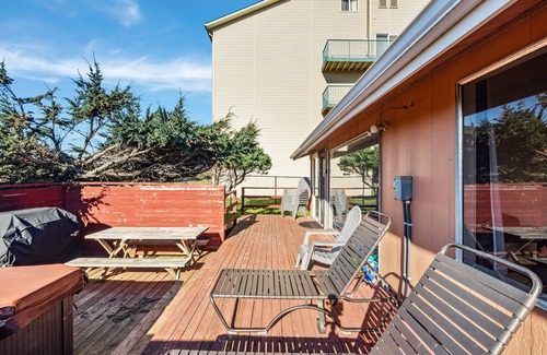 Ocean Shores House | Beachfront Cabin, Downtown, Hot Tub, Fully Fenced!