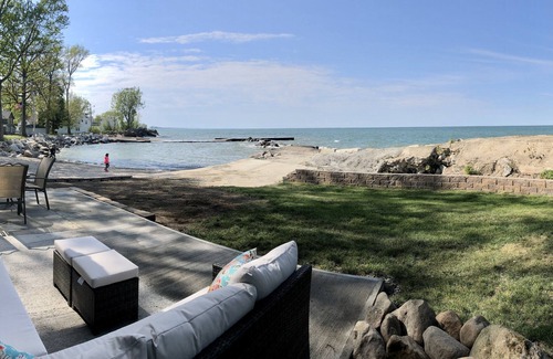 Huron House | Beachfront + Cedar Point + Fishing + Firepit + Park & Pier = Lake House Vibe!