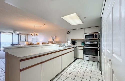 Bethune Beach Apartment | Beachfront Chadham-by-the-Sea 318 Pool Car Free Beach